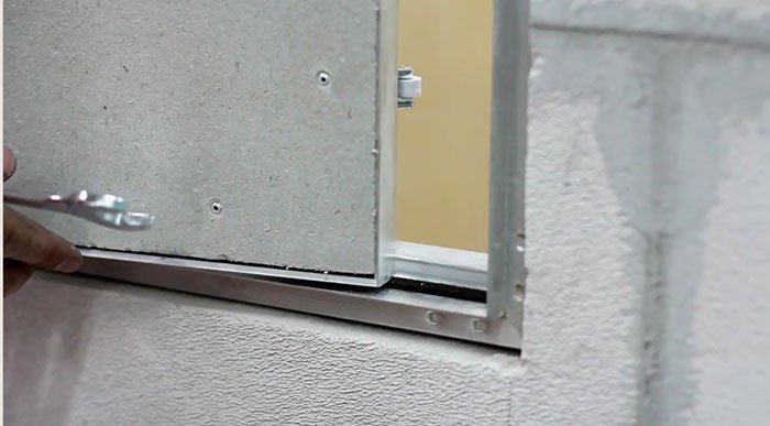 Установка нажимных люков под плитку АлюКлик - правильное положение двери